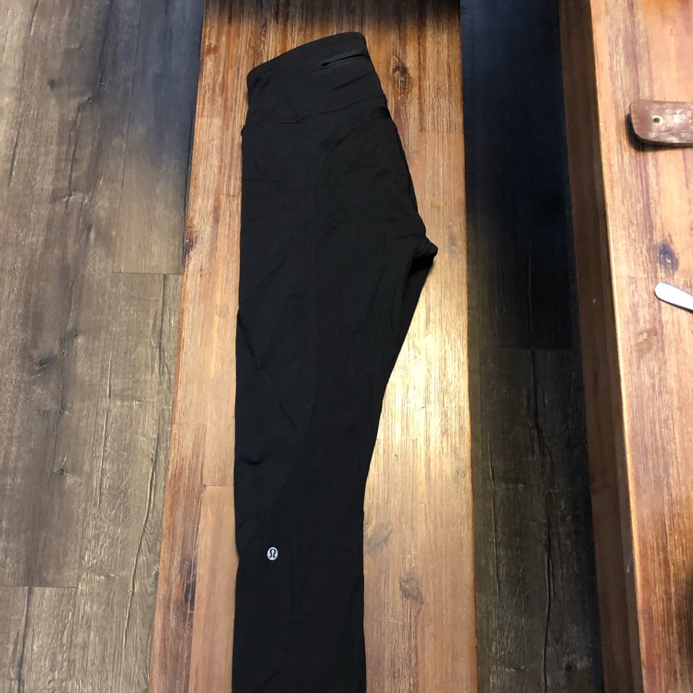 Lululemon 3/4 cropped leggings.